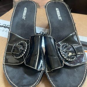 Aerosols patent leather sandals